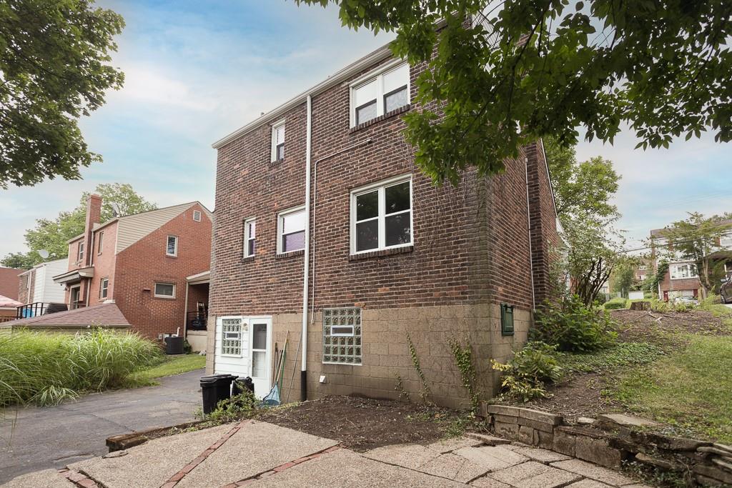 533 Highview Road Pittsburgh, PA 15234 - Photo 21 of 22 a front view of a house with garden