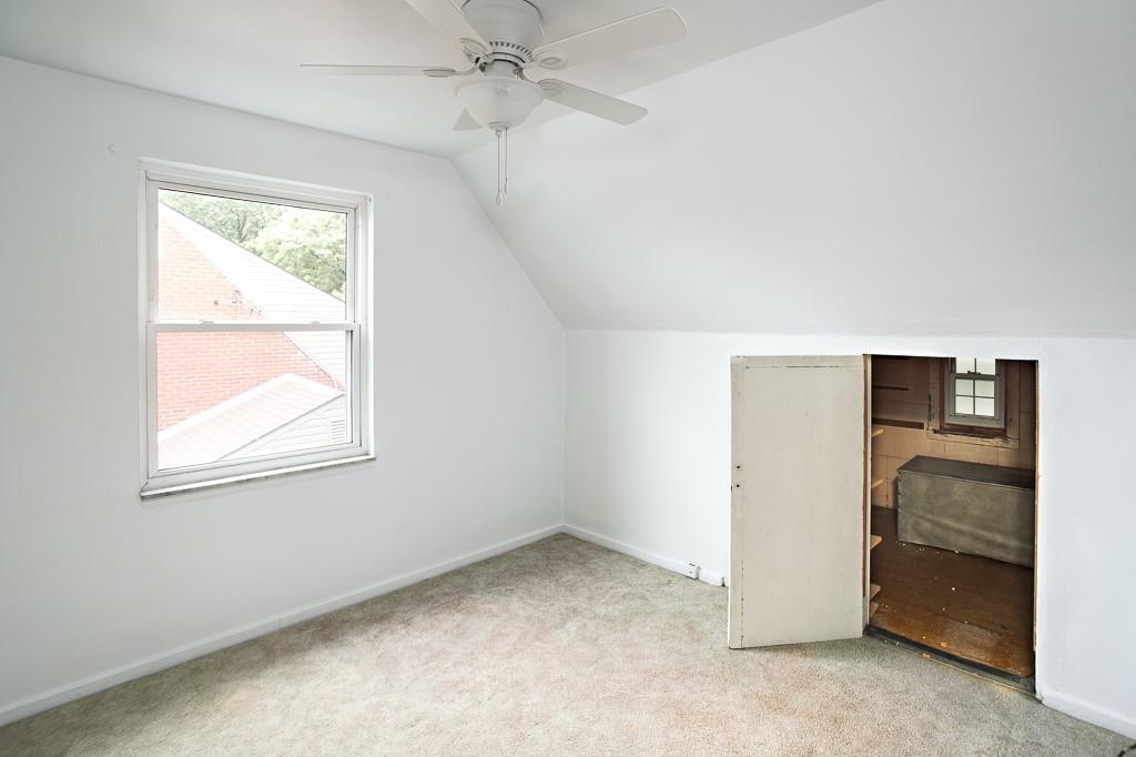 533 Highview Road Pittsburgh, PA 15234 - Photo 10 of 22 an empty room with windows and closet