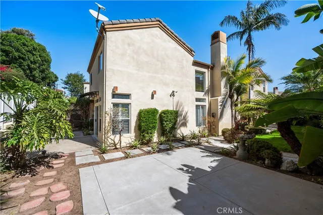 a view of a house with a backyard