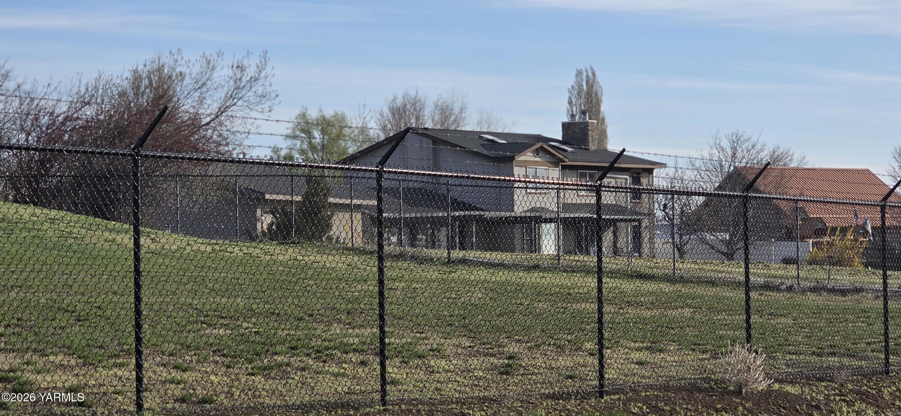 8601 Scenic Drive Yakima, WA 98908 - Photo 2 of 52 a backyard of a house