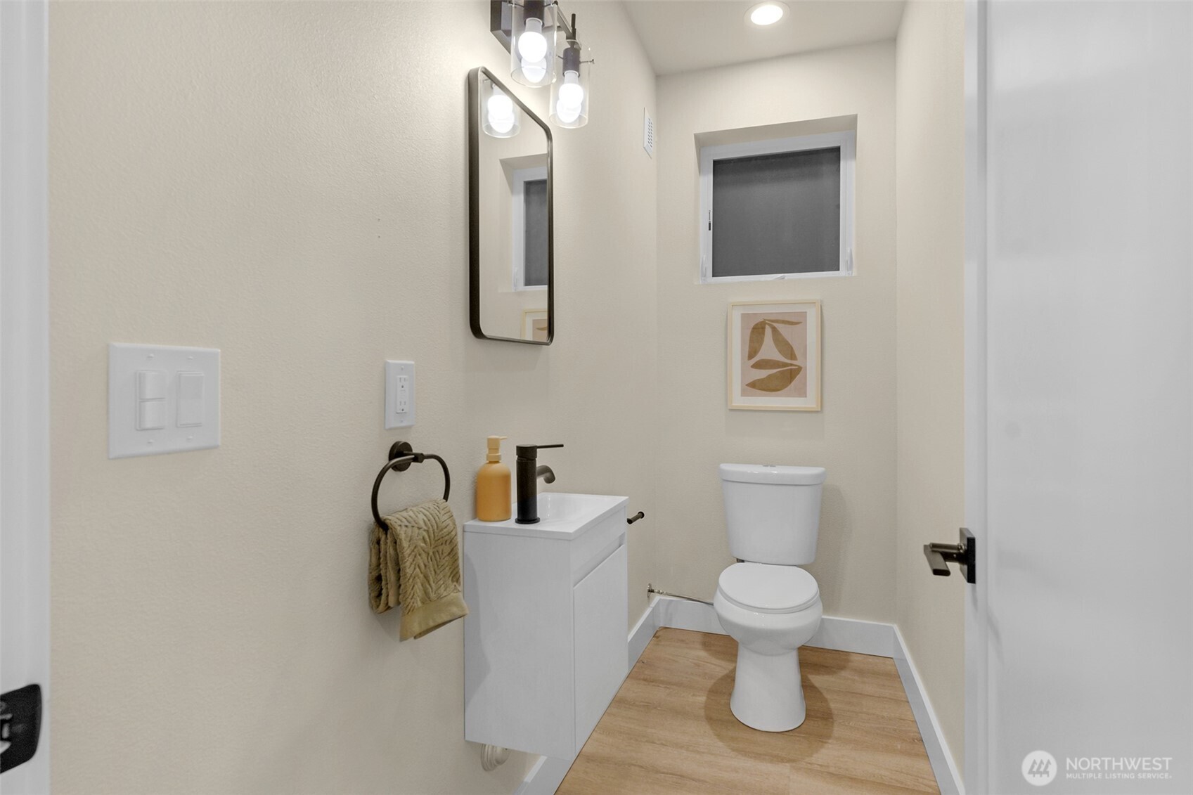 910 15th Avenue Seattle, WA 98122 - Photo 13 of 35 a bathroom with a toilet sink and mirror