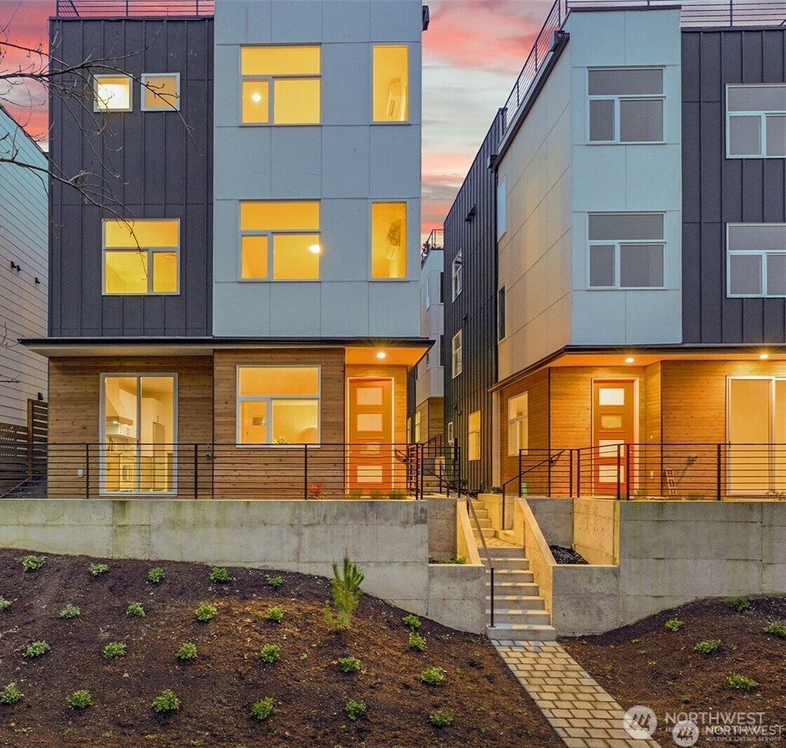 910 15th Avenue Seattle, WA 98122 - Photo 2 of 35