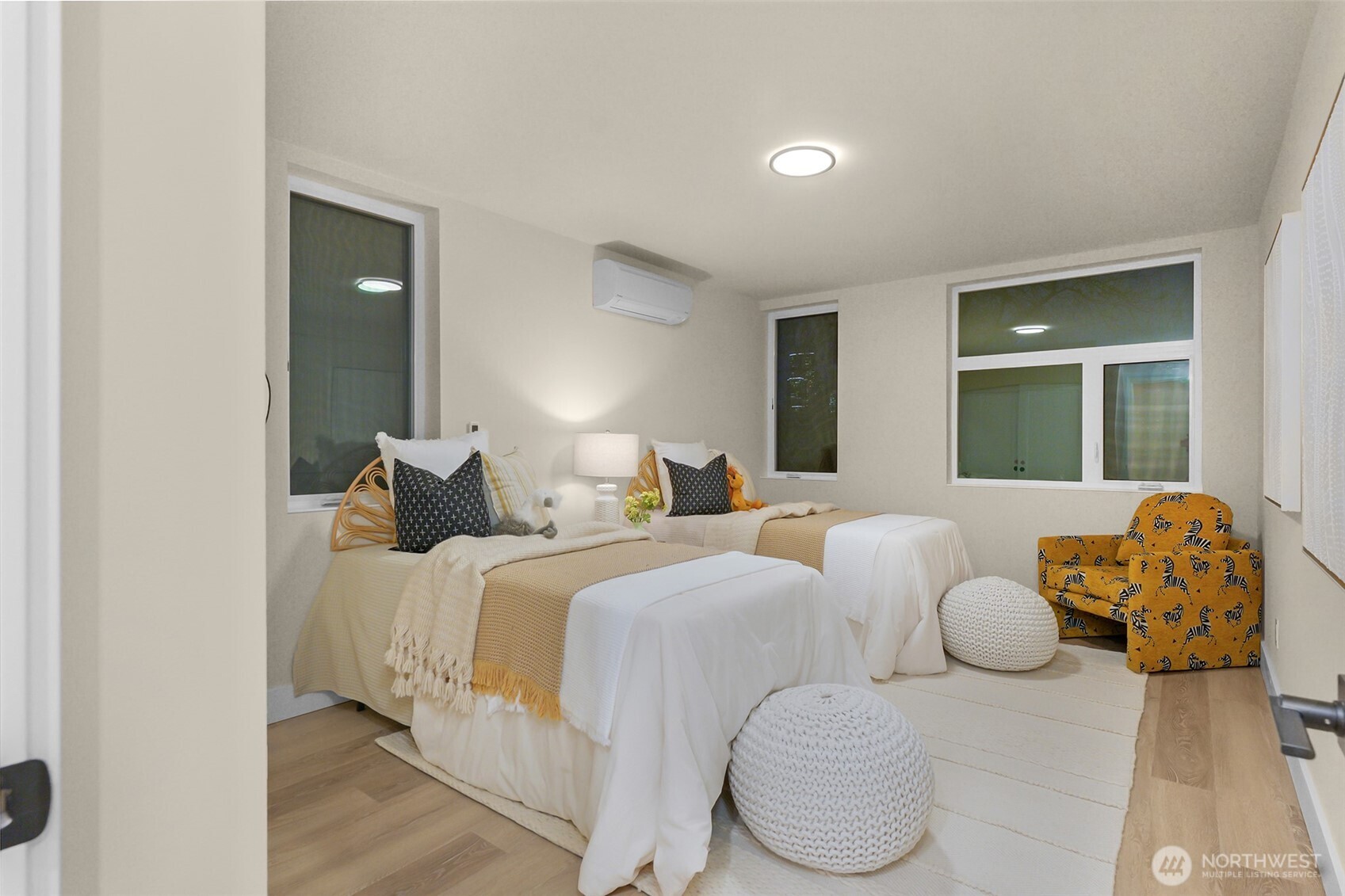 910 15th Avenue Seattle, WA 98122 - Photo 24 of 35 a bedroom with two beds and a large window