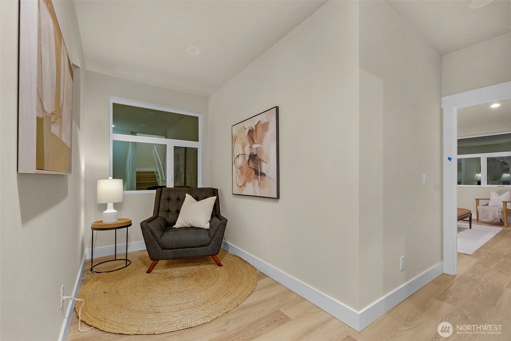 910 15th Avenue Seattle, WA 98122 - Photo 26 of 35 a living room with furniture and a painting on the wall