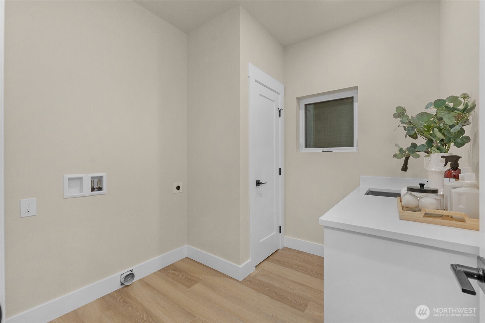 910 15th Avenue Seattle, WA 98122 - Photo 28 of 35 a bathroom with a sink and a mirror