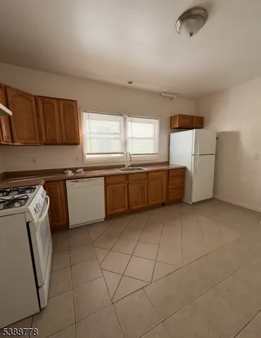 $1,900 | 129 Grumman Avenue, Unit 2, Newark, NJ 07112