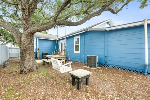 $2,000 | 705 Wood Street, Rockport, TX 78382