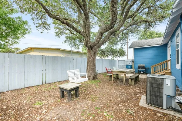 $2,000 | 705 Wood Street, Rockport, TX 78382