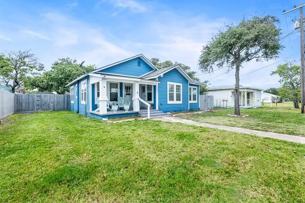 $2,000 | 705 Wood Street, Rockport, TX 78382