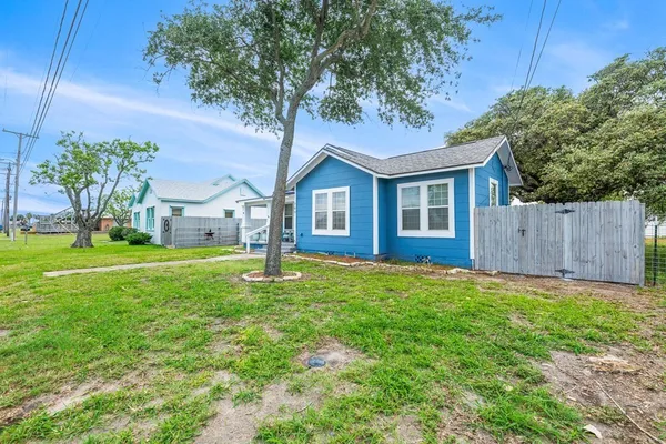 $2,000 | 705 Wood Street, Rockport, TX 78382