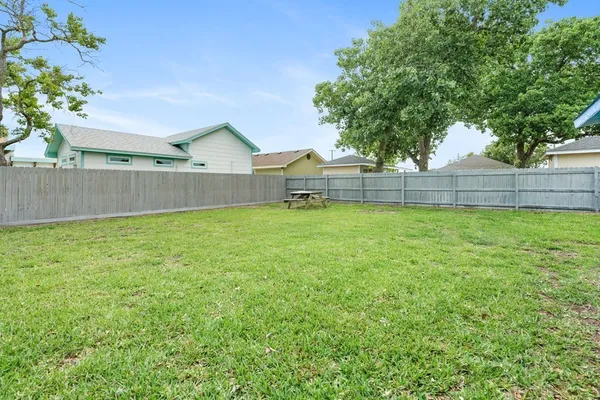 $2,000 | 705 Wood Street, Rockport, TX 78382