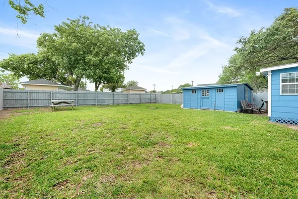 $2,000 | 705 Wood Street, Rockport, TX 78382