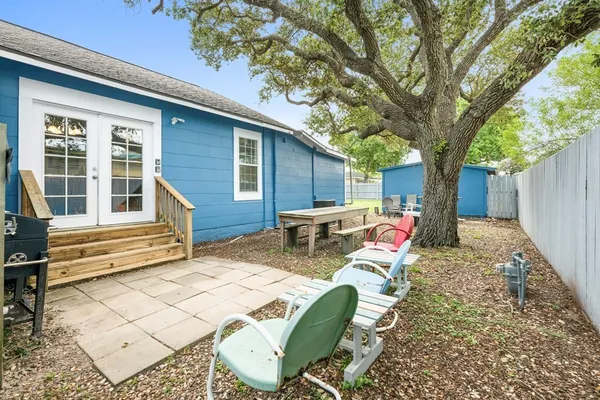 $2,000 | 705 Wood Street, Rockport, TX 78382