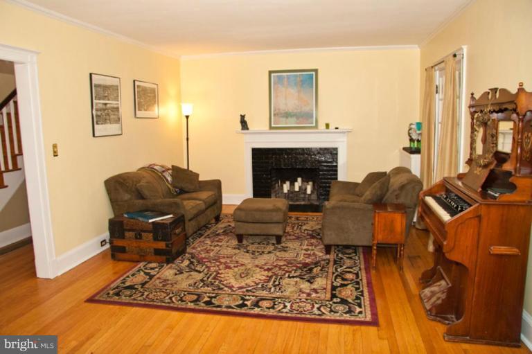 400 Woodlawn Road Baltimore, MD 21210 - Photo 2 of 30 Living Room #2