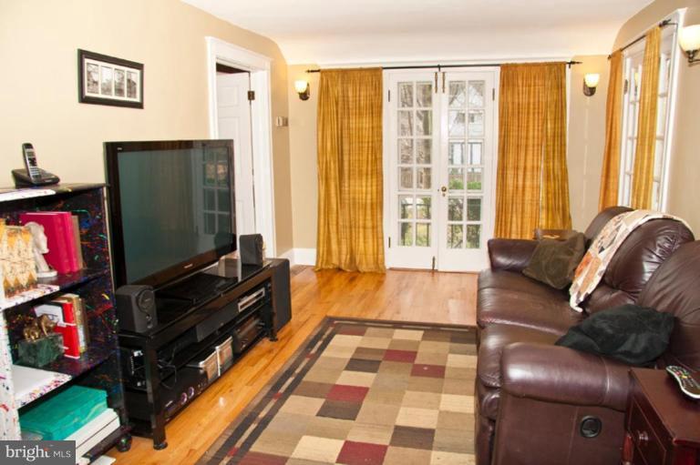 400 Woodlawn Road Baltimore, MD 21210 - Photo 13 of 30 Family Room