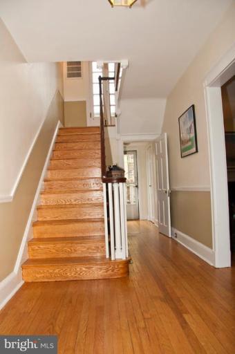 400 Woodlawn Road Baltimore, MD 21210 - Photo 7 of 30 Entrance / Foyer
