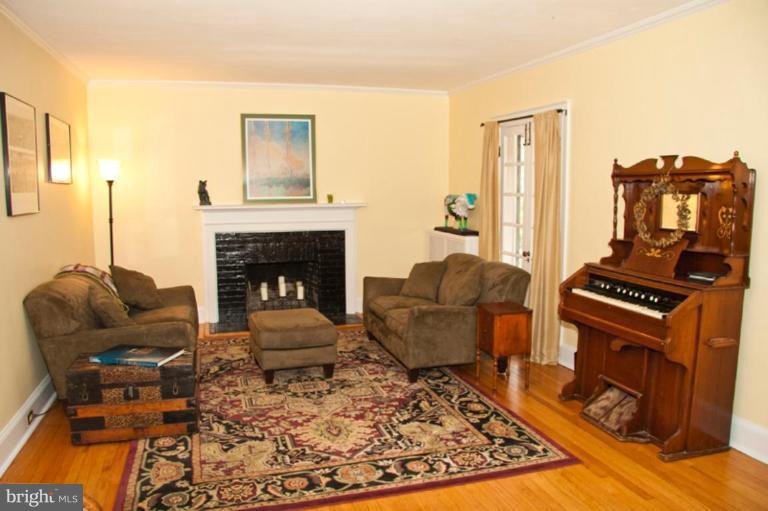 400 Woodlawn Road Baltimore, MD 21210 - Photo 8 of 30 Living Room