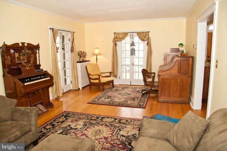 400 Woodlawn Road Baltimore, MD 21210 - Photo 9 of 30 Living Room #3