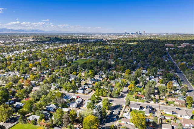 a picture of a room with a floor plan