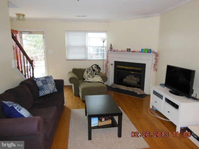 3020 South Glebe Road Arlington, VA 22206 - Photo 4 of 16 Living Room