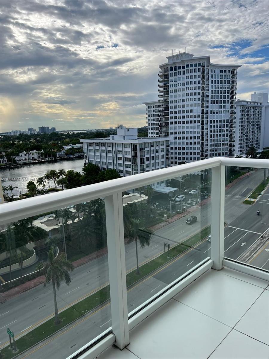 5601 Collins Avenue, Unit 1115 Miami Beach, FL 33140 - Photo 9 of 11 a view of a balcony with city view