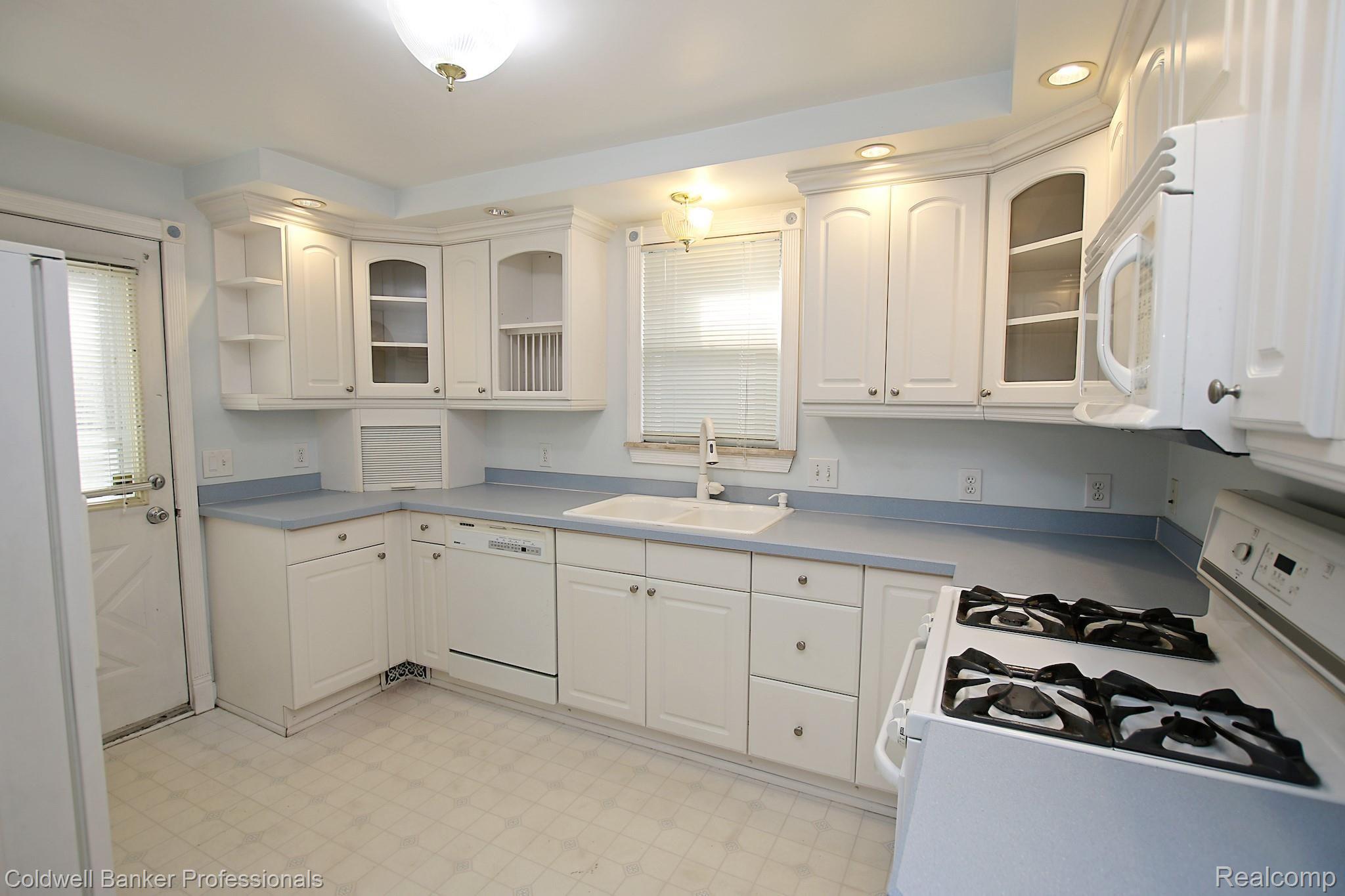 2696 Wakefield Road Berkley, MI 48072 - Photo 8 of 38 8) Kitchen.jpg