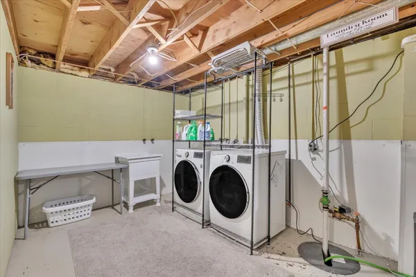 a view of a yard with a house