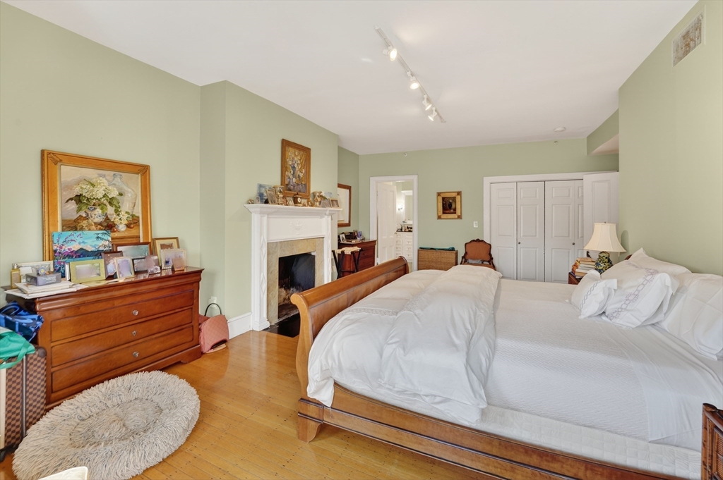 290 Beacon Street, Unit 4 Boston, MA 02116 - Photo 5 of 12 a bed room with a bed and a television