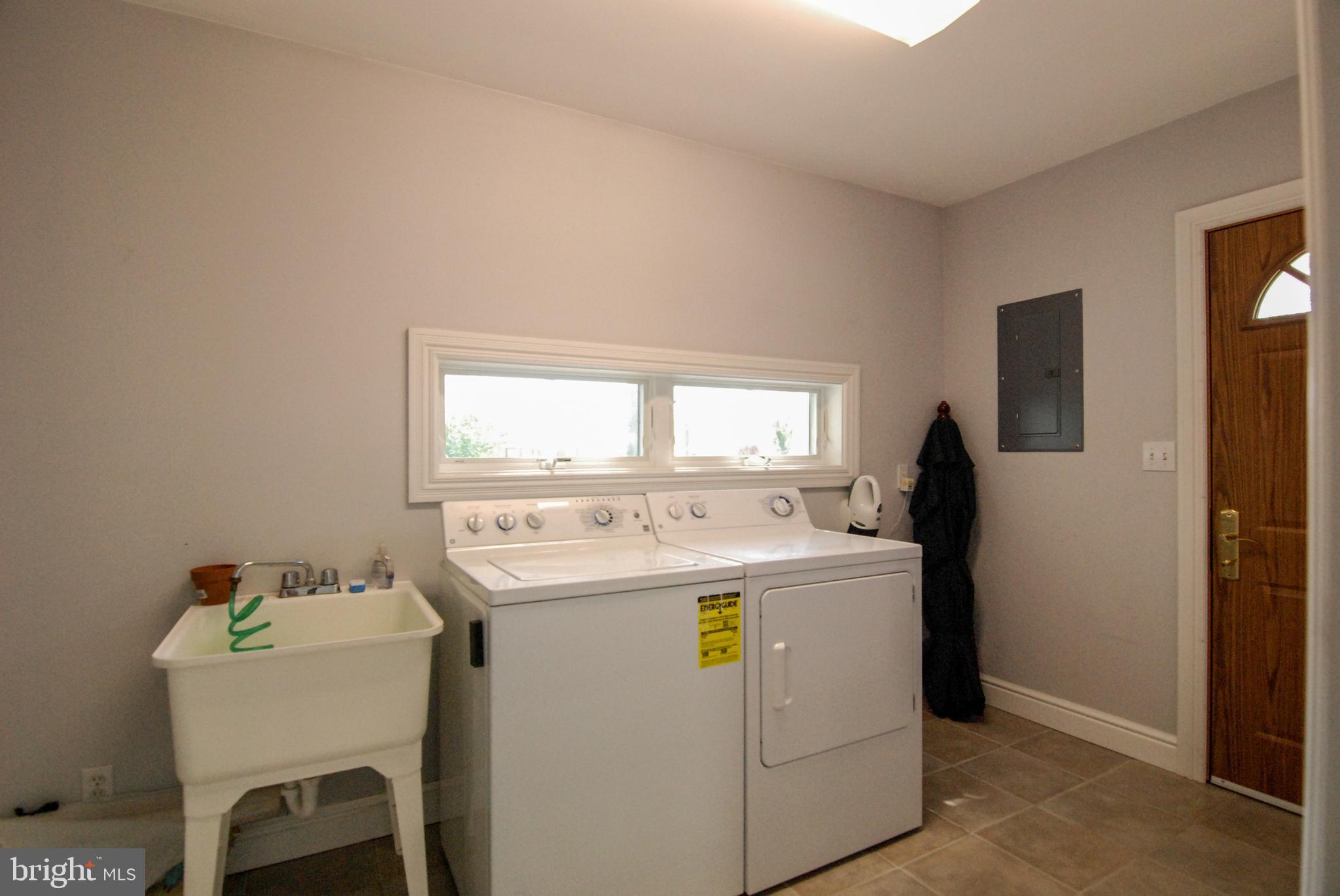 614 Venture Road Hockessin, DE 19707 - Photo 44 of 47 Laundry/Mud room