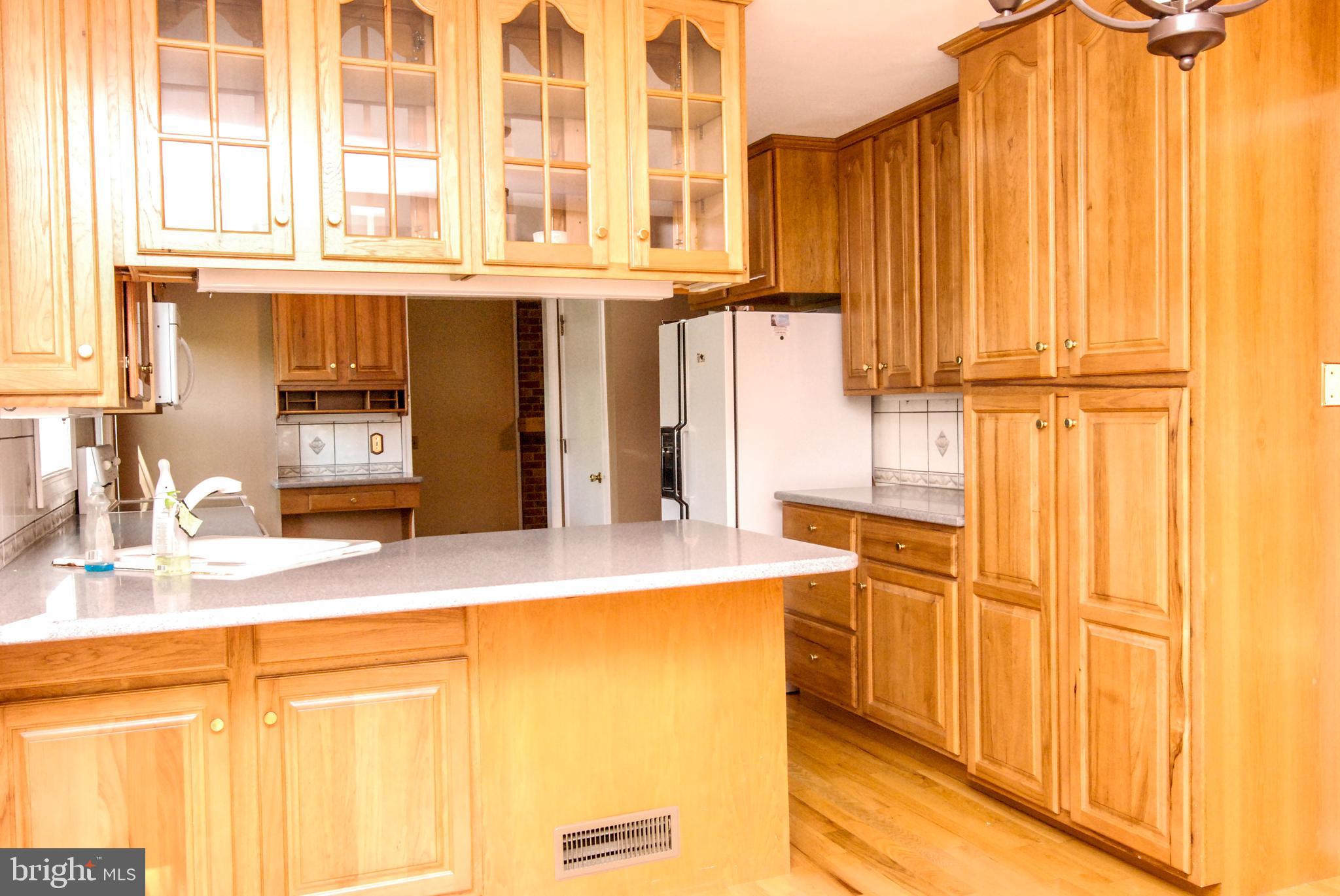 614 Venture Road Hockessin, DE 19707 - Photo 7 of 47 Breakfast bar into kitchen