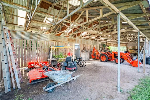 outdoor view of garage