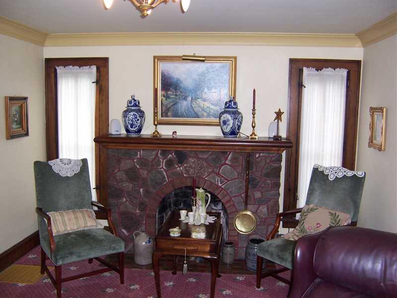 950 Highland Road Sharon, PA 16146 - Photo 2 of 22 Living Room.