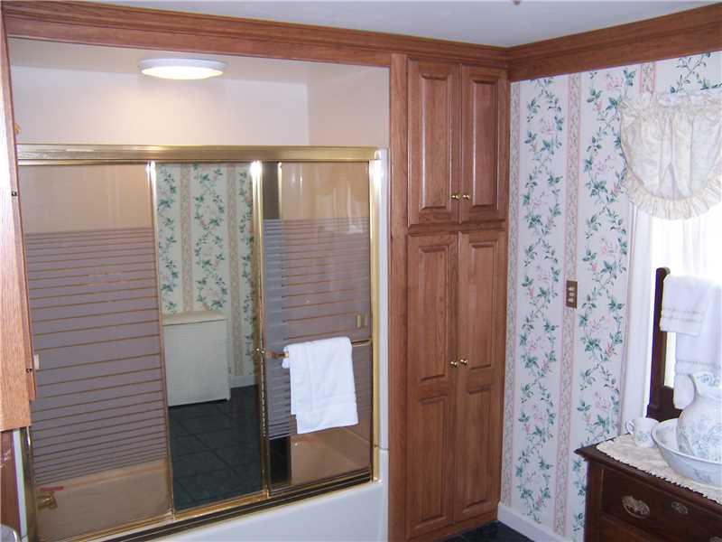 950 Highland Road Sharon, PA 16146 - Photo 12 of 22 Full Bath.