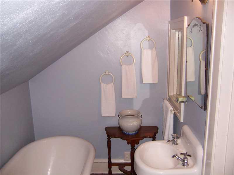 950 Highland Road Sharon, PA 16146 - Photo 17 of 22 Full Bath. Third floor