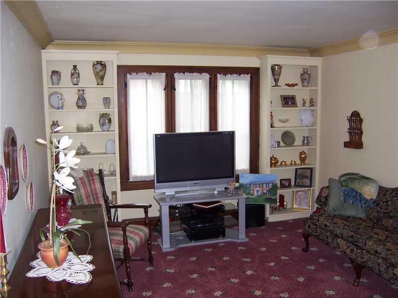 950 Highland Road Sharon, PA 16146 - Photo 3 of 22 Living Room.