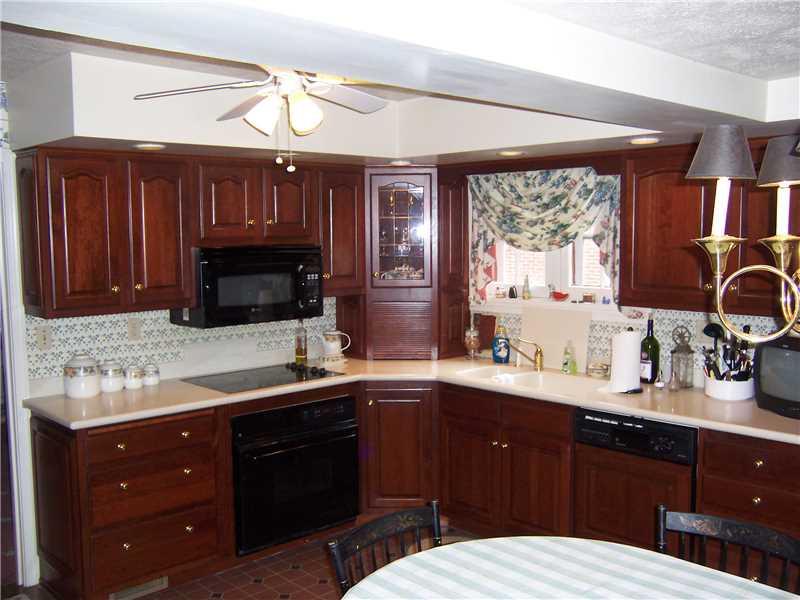 950 Highland Road Sharon, PA 16146 - Photo 4 of 22 Kitchen.
