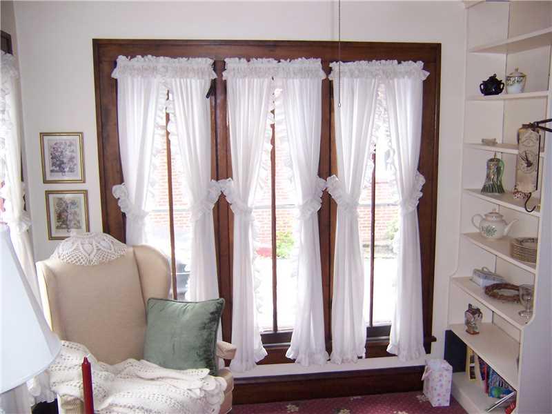 950 Highland Road Sharon, PA 16146 - Photo 9 of 22 Sunroom.