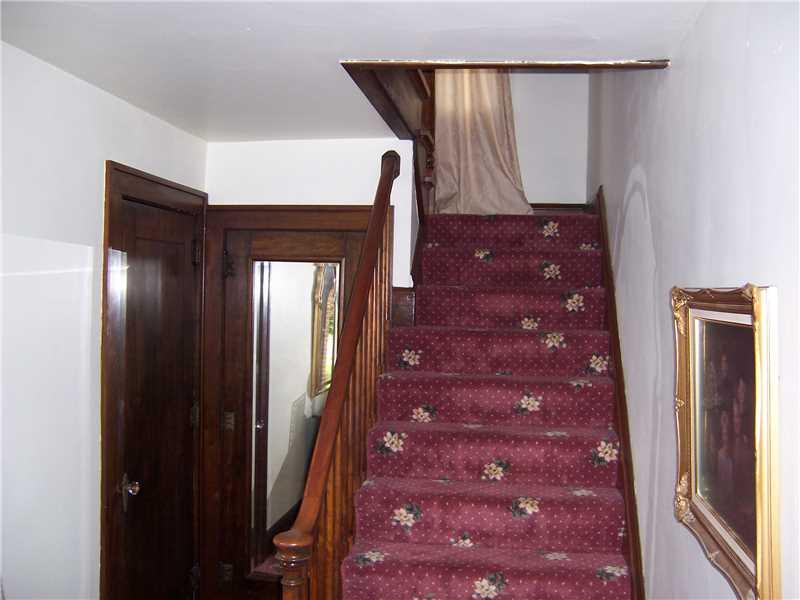 950 Highland Road Sharon, PA 16146 - Photo 10 of 22 Entry/Foyer.
