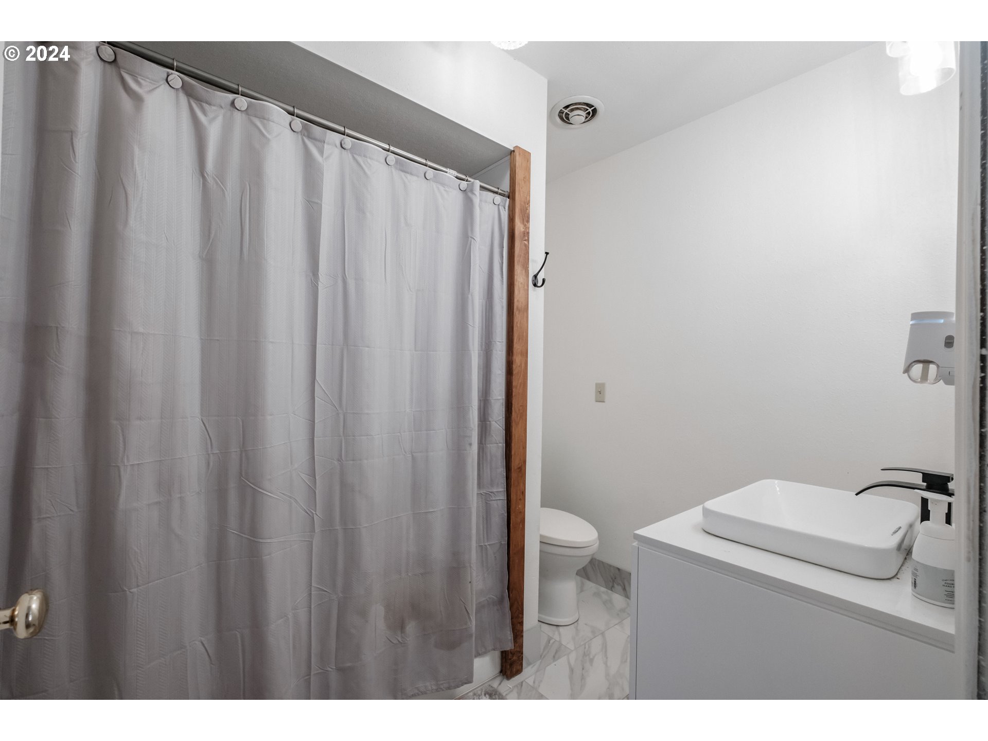 1875 Grape Street Sweet Home, OR 97386 - Photo 16 of 41 Bathroom