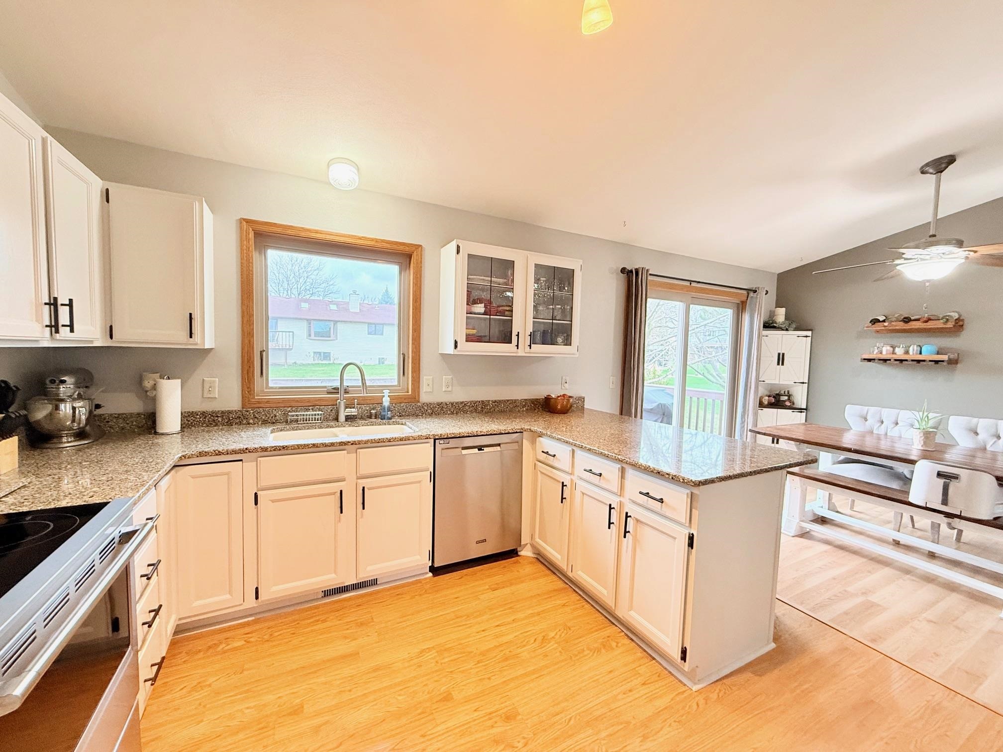 516 West Mohawk Trail DeForest, WI 53532 - Photo 4 of 25