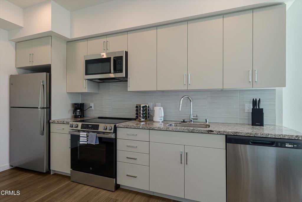 18900 Parthenia Street, Unit 101 Northridge, CA 91324 - Photo 19 of 38 31-18900 Parthenia St-31