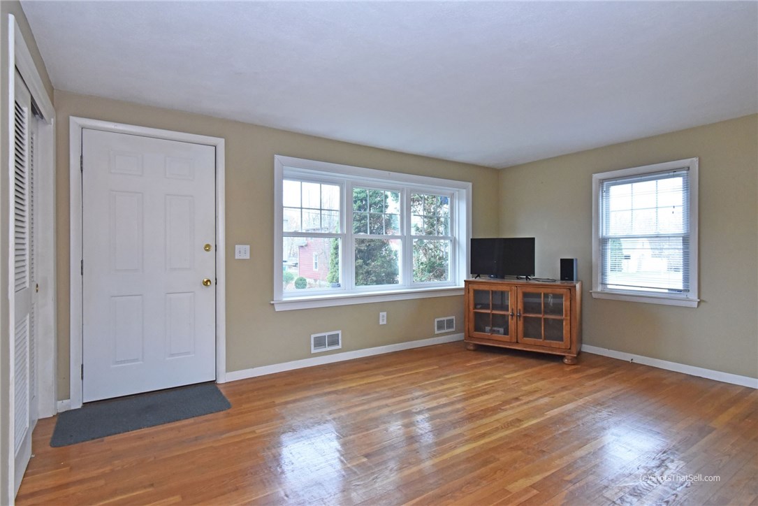 37 Marblehead Street Warwick, RI 02889 - Photo 7 of 27 Gallery Image 7
