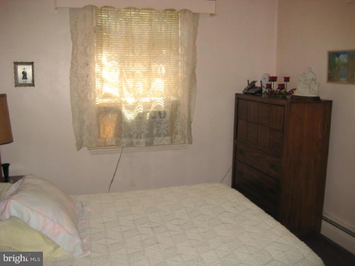911 Village Road Folsom, PA 19033 - Photo 8 of 17 Bedroom - Main