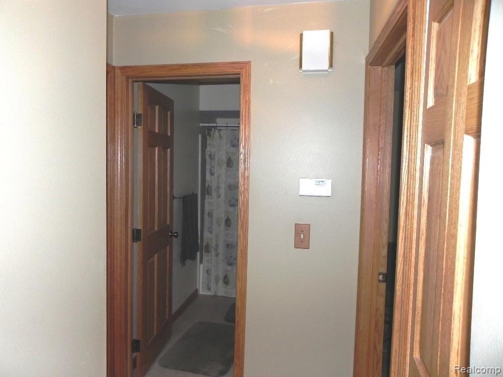 3121 Smugglers Ridge Walled Lake, MI 48390 - Photo 16 of 44 14Hallway to bedrooms and bathroom.JPG