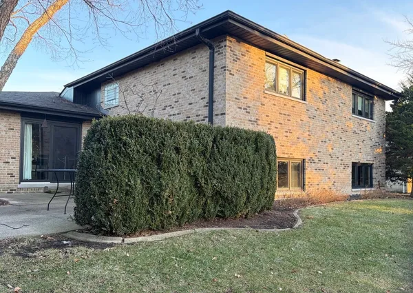 $500,000 | 7700 Apple Tree Lane, Willowbrook, IL 60527