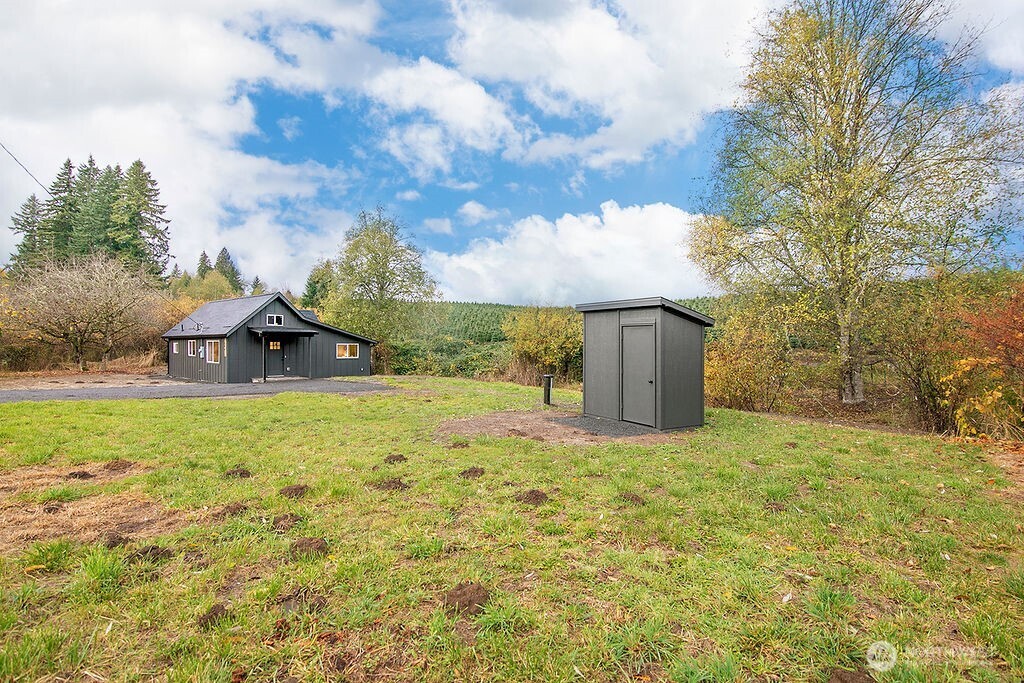 251 Swofford Road Mossyrock, WA 98564 - Photo 35 of 38 a backyard of a house with wooden fence