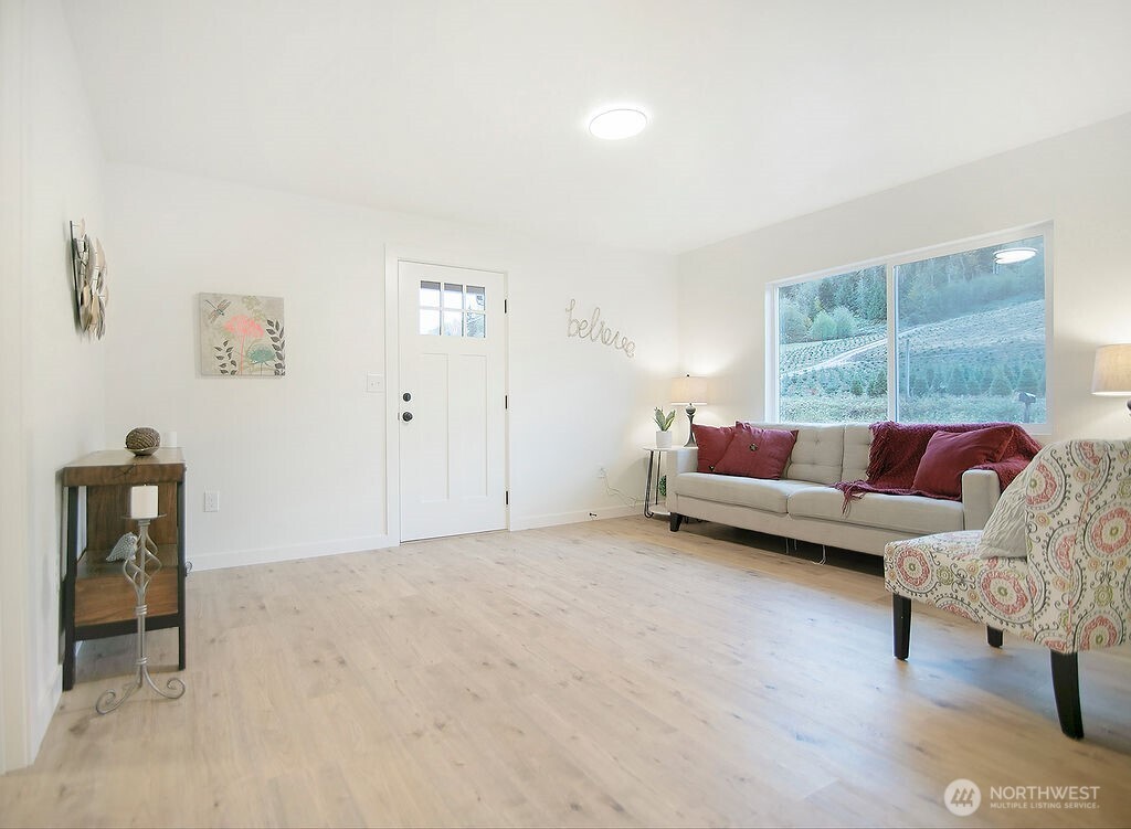 251 Swofford Road Mossyrock, WA 98564 - Photo 5 of 38 a living room with furniture and a window