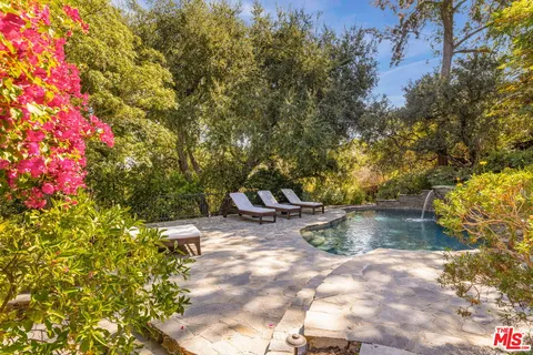a view of a fountain in the backyard of a house