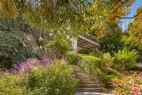 a view of a pathway both side of white house