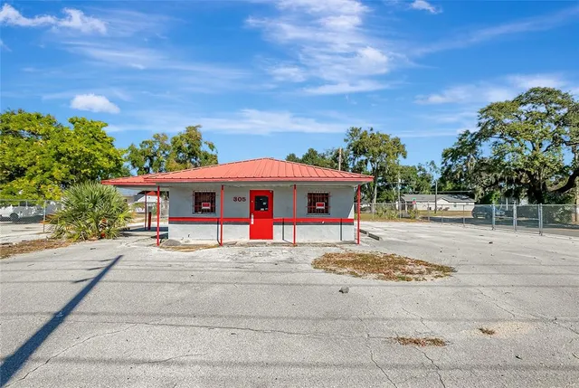 a view of a houses with sky view